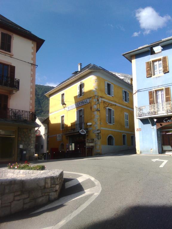 Hotel Central Saint-Pierre-dʼAlbigny Exterior foto